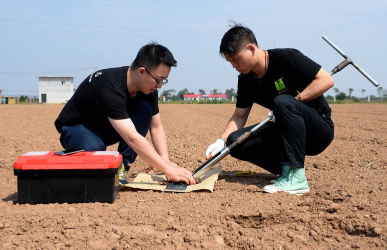 在陕西杨凌农业示范区,姜义亮(左)在进行土壤采样(2017年9月13日摄).